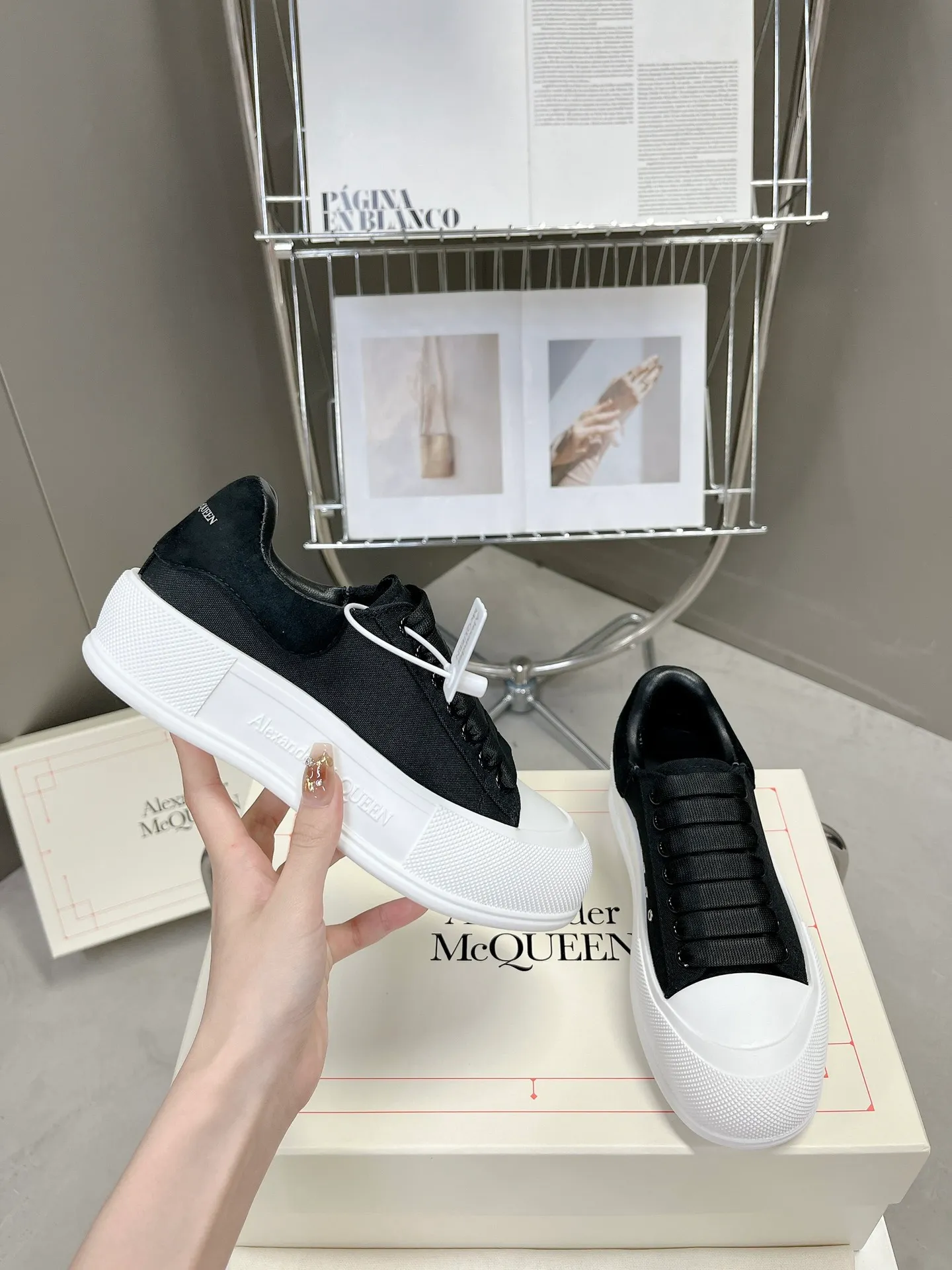 👟👟Ex-factory price 540👟👟 McQueen couple shoes, the latest Milan Fashion Week T-stage show debut in early spring and summer, unique and personalized design, super classy upper foot, round toe design allows the toes to be completely released. I spent a lot of money to buy multiple pairs of originals and dismantled them to make replicas. Many stars: Guli Nazha, Wu Lei, and Internet celebrity bloggers endorsed it, Xiaohongshu became a hit, and the counters were sold out! Fabric: Specially crafted cotton canvas/imported sheepskin, sheepskin lining, cowhide feet. Size: 35-44# (GL)